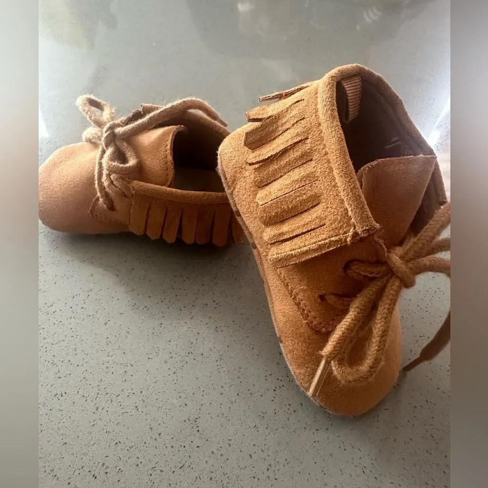 Baby Gap suede dessert camel fringe lace up moccasin booties size 6-12 months